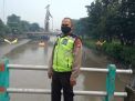 Antisipasi Terjadinya Banjir, Personil Polsek Pabean Cantikan Lakukan Pengecekan Debit Air Sungai Rutin