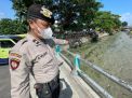 Antisipasi Adanya Potensi Bencana Banjir, Personil Polsek Pabean Cantikan Lakukan Pengecekan Debit Air Sungai