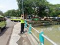 Polsek Pabean Cantikan Cek Ketinggian Debit Air Sungai Kalimas, Waspada Adanya Potensi Banjir