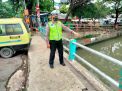 Personil Polsek Pabean Cantikan Cek Ketinggian Debit Air Sungai Kalimas, Waspada Adanya Potensi Banjir