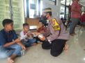 Anggota Polsek Asemrowo Lakukan Sholat Jumat Berjamaah, Setelahnya Bagikan Masker Gratis dan Ingatkan Jamaah Tentang Peraturan Prokes