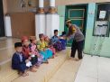 Polsek Asemrowo Laksanakan Sholat Jumat Berjamaah Sekaligus Bagikan Masker Gratis Kepada Jamaah