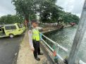 Polsek Pabean Cantikan Cek Ketinggian Debit Air Sungai Kalimas, Antisipasi Adanya Potensi Banjir