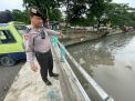 Polsek Pabean Cantikan Lakukan Pemantauan Ketinggian Debit Air Sungai Kalimas, Waspada Adanya Potensi Banjir