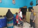 Personil Bhabinkamtibmas Kelurahan Asemrowo Lakukan Pendampingan Kegiatan Vaksinasi, Pastikan Berjalan Lancar