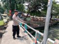 Antisipasi Adanya Potensi Banjir, Anggota Polsek Pabean Cantikan Lakukan Pengecekan Ketinggian Air Sungai Rutin