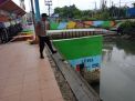 Pengecekan Ketinggian Debit Air Sungai Dilaksanakan Anggota Polsek Asemrowo Secara Rutin di Sungai dan Pintu Air
