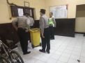 Polsek Pabean Cantikan Antisipasi Adanya Barang Terlarang Masuk Melalui Pengecekan Rutin Ruang Tahanan Setiap Hari