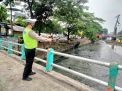 Polsek Pabean Cantikan Cek Debit Air Sungai Kalimas, Waspada Adanya Potensi Banjir