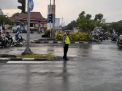 Polsek Krembangan Lakukan Pengaturan Lalu Lintas di Simpang Tiga Mbah Ratu, Situasi Terpantau Tertib Lancar