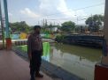 Personil Polsek Asemrowo Cek Debit Pompa Air, Waspada Adanya Potensi Banjir