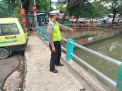 Polsek Pabean Cantikan Cek Ketinggian Debit Air Sungai Kalimas, Waspada Potensi Banjir