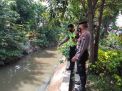 Pengecekan Ketinggian Air Sungai Rutin Dilaksanakan Personil Polsek Semampir Untuk Waspada Adanya Potensi Banjir