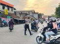 Polsek Asemrowo Lakukan Pengaturan Sore di Rel Kereta Api Tambak Mayor, Antisipasi Adanya Kemacetan