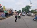 Polsek Asemrowo Lakukan Pengaturan Lalu Lintas Pagi di Rel Kereta Api Tambak Mayor, Terpantau Arus Lancar
