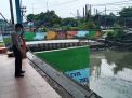 Polsek Asemrowo Cek Ketinggian Debit Air Sungai, Terpantau Dalam Batas Normal