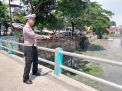 Pengecekan Debit Air Rutin Dilaksanakan Personil Polsek Pabean Cantikan, Antisipasi Adanya Potensi Banjir