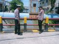Pengecekan Debit Air di Pintu Air Jalan Solotigo Rutin Dilaksanakan Personil Polsek Krembangan, Terpantau Dalam Batas Normal