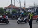 Polsek Asemrowo Lakukan Pengaturan Lalu Lintas Sore di Tambak Mayor, Terpantau Arus Lancar