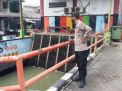 Polsek Krembangan Cek Debit Air di Pintu Air Solotigo, Terpantau Dalam Batas Normal