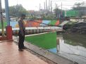 Polsek Asemrowo Laksanakan Pengecekan Debit Pintu Air Balong 2, Terpantau Masih Dalam Batas Normal