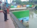 Polsek Asemrowo Cek Ketinggian Debit Pintu Air, Waspada Adanya Kenaikan dan Potensi Banjir