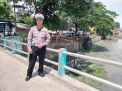 Polsek Pabean Cantikan Cek Ketinggian Debit Pintu Air, Waspada Adanya Kenaikan dan Potensi Banjir