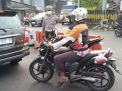 Polsek Asemrowo Lakukan Pengaturan Lalu Lintas Sore di Perlintasan Kereta Api Antisipasi Kemacetan