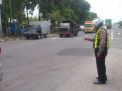 Polsek Asemrowo Laksanakan Pengaturan di Depan Pos Lantas Polsek Antisipasi Kemacetan