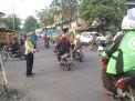 Antisipasi Kemacetan Sore, Personil Polsek Asemrowo Atur Lalu Lintas di Pertigaan Tambak Mayor