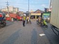 Unit Lantas Polsek Asemrowo Laksanakan Pengaturan Lalu Lintas Rutin di Tambak Mayor Antisipasi Kemacetan