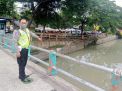 Polsek Pabean Cantikan Cek Ketinggian Debit Air Sungai Kalimas, Waspada Adanya Potensi Banjir