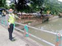 Personil Polsek Pabean Cantikan Cek Debit Air Sungai dan Pompa Air, Waspada Potensi Bencana Banjir