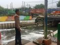 Polsek Asemrowo Laksanakan Patroli Pemantauan Pintu air Balong Tambak Langon, Volume Debit Terpantau Dalam Batas Normal
