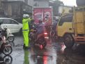 Polsek Asemrowo Lakukan Pengaturan Lalu Lintas Sore Rel Ka Tambak Mayor, Situasi Terpantau Ramai Lancar