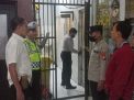 Polsek Asemrowo Cek Kondisi Ruang Tahanan Malam Hari, Waspada Adanya Barang Terlarang