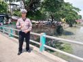 Polsek Pabean Cantikan Cek Debit Air Sungai Kalimas, Terpantau Dalam Batas Normal