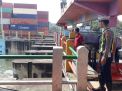 Polsek Asemrowo Cek Debit Air Sungai Waspada Banjir