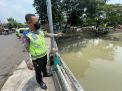 Polsek Pabean Cantikan Pantau Ketinggian Debit Air Sungai Kalimas, Terpantau Dalam Batas Normal