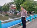 Polsek Pabean Cantikan Laksanakan Giat Pengecekan Debit Air di Sungai Kalimas, Terpantau Dalam Batas Normal