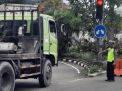 Polsek Krembangan Laksanakan Giat Pemantauan Arus Lalu Lintas di SImpang Mbah Ratu, Antisipasi Adanya Kemacetan