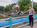 Polsek Pabean Cantikan Cek Ketinggian Debit Air Sungai Kalimas, Waspada Adanya Potensi Banjir
