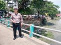 Polsek Pabean Cantikan Cek Ketinggian Debit Air Sungai Kalimas, Terpantau Dalam Batas Normal