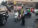 Polsek Asemrowo Laksanakan Giat Pos Akhit di Jalan Tambak Mayor, Arus Terpantau Lancar