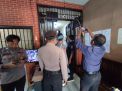 Polres Pelabuhan Tanjung Perak Laksanakan Pengecekan Ruang Tahanan, Waspada Adanya Barang Terlarang Masuk