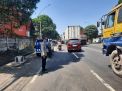 Polsek Krembangan Pantau Arus Lalu Lintas di Jalan Gresik Sekaligus Antisipasi Kerawanan
