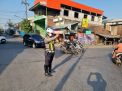 Polsek Asemrowo Laksanakan Pengaturan Lalin Pagi Rel Kereta Tambak Mayor, Arus Terpantau Lancar Terkendali