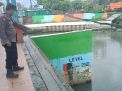Polsek Asemrowo Cek Ketinggian Debit Pompa Air Balong 2, Waspada Potensi Banjir