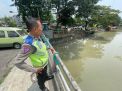 Polsek Pabean Cantikan Cek Ketinggian Debit Air Sungai Kalimas, Waspada Potensi Banjir