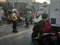 Polsek Asemrowo Laksanakan Pengaturan Arus Lalu Lintas Sore Antisipasi Kepadatan Kendaraan